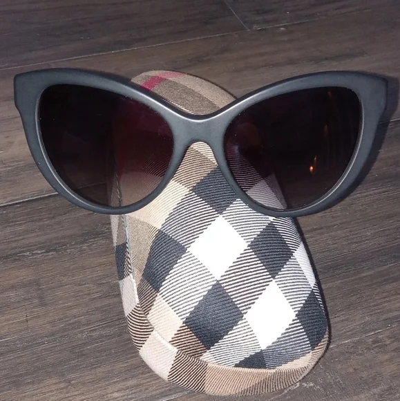 Authentic Burberry BE4220 Matte Black Sunglasses - NWOT - Picture 3 of 7